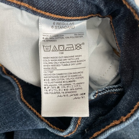 Old Navy Original Mid-Rise Blue Denim Jeans Size 6 - Picture 8 of 8